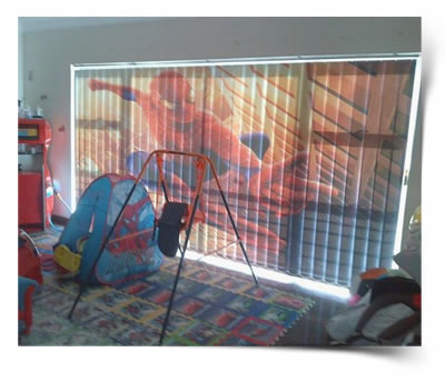 An awesome example of what can be done in a kid's room with printed blinds.