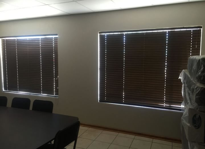 The 50 mm Dark Mahogany Aluwood blinds in the boardroom of Interstate Buslines, blends in well with the dark wooden boardroom table and the lighter wall and tile colours.